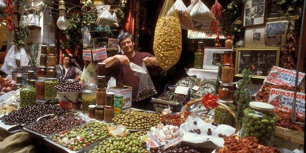 Marktstand mit Oliven in Palermo Marktstand mit Oliven in Palermo