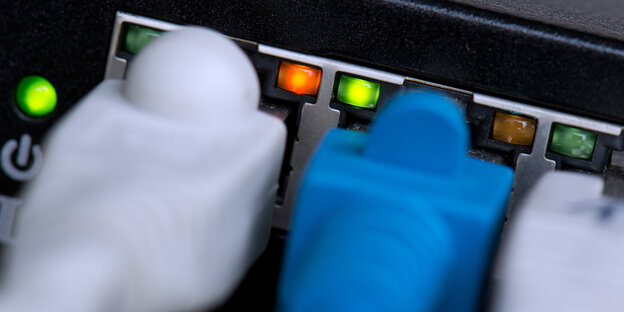 Graue und blaue Datenkabel stecken in Buchsen Graue und blaue Datenkabel stecken in Buchsen