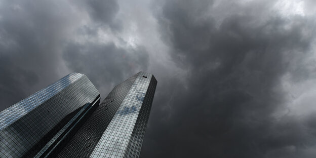 Das Hochhaus der Deutschen Bank in Frankfurt am Main vor dunklen Wolken Das Hochhaus der Deutschen Bank in Frankfurt am Main vor dunklen Wolken