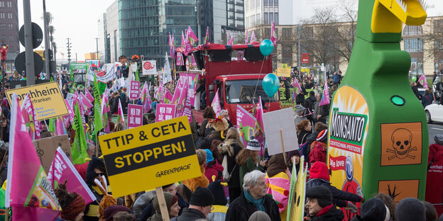 Blick auf Demonstranten der 'Wir haben es satt"-Demo in Berlin. Schilder gegen TTIP werden hochgehalten. Blick auf Demonstranten der 'Wir haben es satt"-Demo in Berlin. Schilder gegen TTIP werden hochgehalten.