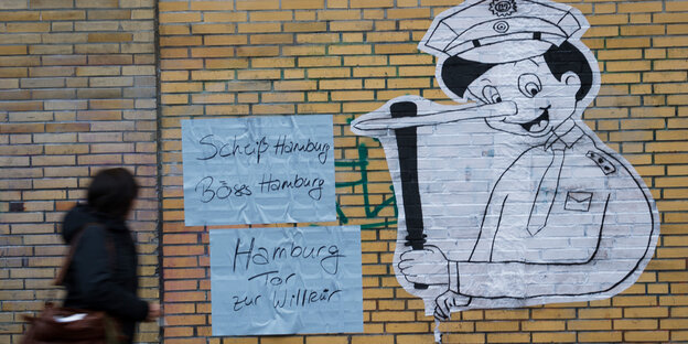 Plakat eines Polizisten mit Pinocchio-Nase Plakat eines Polizisten mit Pinocchio-Nase