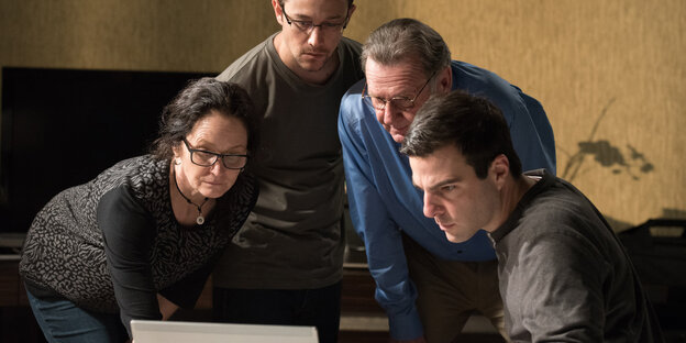 Vier Personen schauen gebannt auf einen Laptop. Es ist eine Filmszene aus „Snowden“ Vier Personen schauen gebannt auf einen Laptop. Es ist eine Filmszene aus „Snowden“
