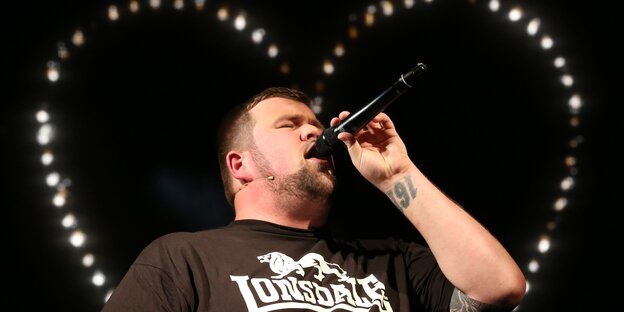 Wilhelm (Jan "Monchi" Gorkow von der Punkband Feine Sahne Fischfilet) singt in einem Feuerherz am Volkstheater Rostock. Wilhelm (Jan "Monchi" Gorkow von der Punkband Feine Sahne Fischfilet) singt in einem Feuerherz am Volkstheater Rostock.