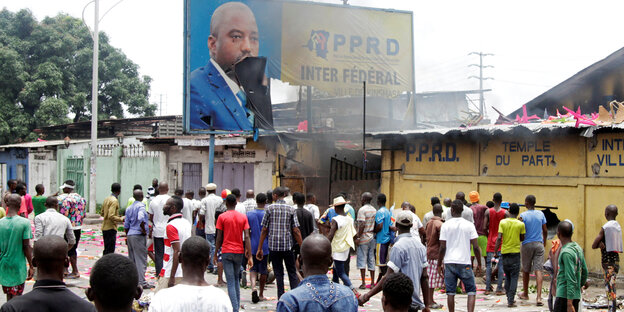 Die verkohlte Parteizentrale der Regierungspartei PPRD in Kinshasa Die verkohlte Parteizentrale der Regierungspartei PPRD in Kinshasa