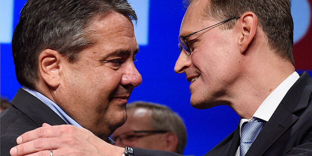 Sigmar Gabriel und Michael Müller beugen sich zueinander und lächeln verhalten Sigmar Gabriel und Michael Müller beugen sich zueinander und lächeln verhalten