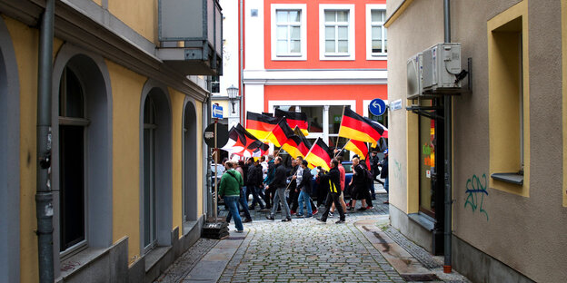 Menschen mit Deutschlandfahnen demonstreiren in Bautzen Menschen mit Deutschlandfahnen demonstreiren in Bautzen