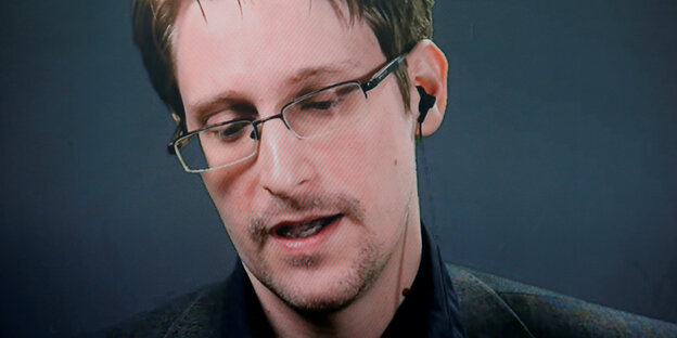 Edward Snowden gibt via Stream ein Interview, er trägt ein Headset Edward Snowden gibt via Stream ein Interview, er trägt ein Headset