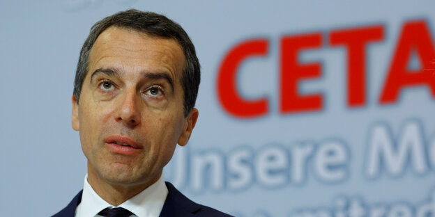 Porträt Kern, im Hintergrund der Schriftzug „CETA“ Porträt Kern, im Hintergrund der Schriftzug „CETA“