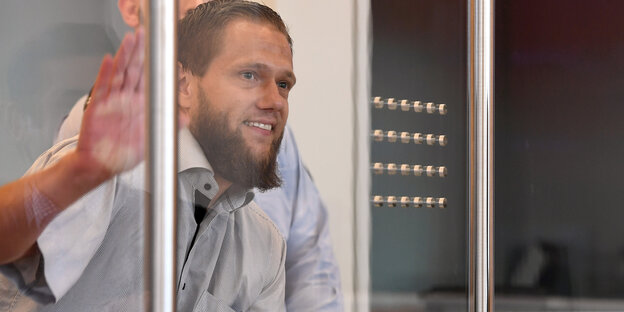 Sven Lau steht vor Prozessbeginn im Gerichtssaal in Düsseldorf Sven Lau steht vor Prozessbeginn im Gerichtssaal in Düsseldorf
