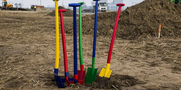 Schaufeln in den Farben von Google auf einer Baustelle des Konzerns