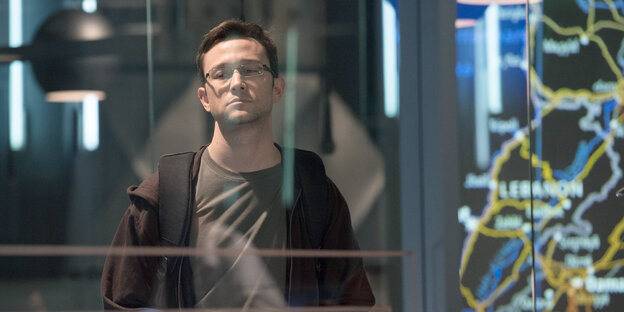 Edward Snowden (Joseph Gordon-Levitt) hält einen Zauberwürfel in der Hand Edward Snowden (Joseph Gordon-Levitt) hält einen Zauberwürfel in der Hand