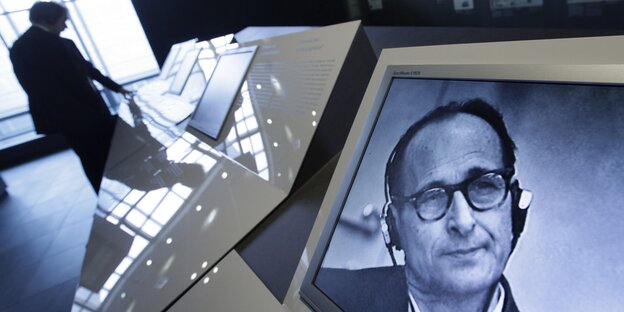 In einer Ausstellung ist auf einem Bildschirm Adolf Eichmann zu sehen In einer Ausstellung ist auf einem Bildschirm Adolf Eichmann zu sehen