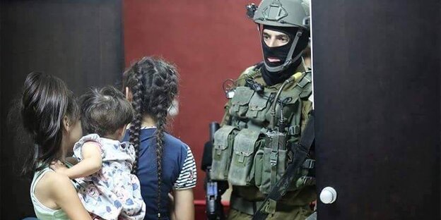 Kinder und ein Soldat Kinder und ein Soldat