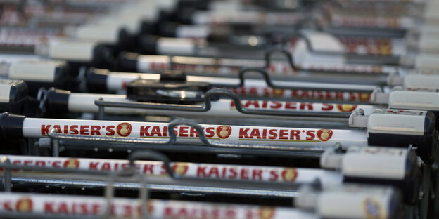Viele Einkaufswagen Viele Einkaufswagen