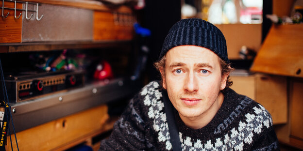 Ein Mann mit Pulli und Mütze Ein Mann mit Pulli und Mütze