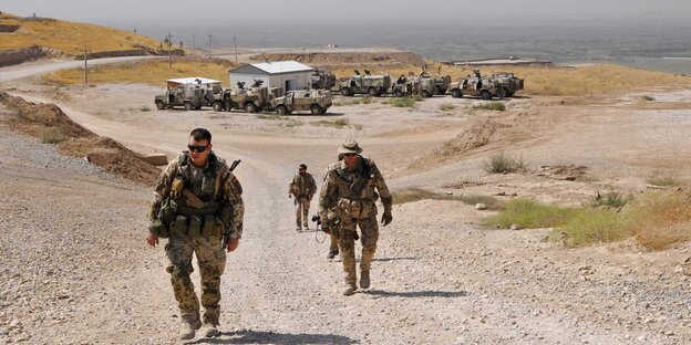 Eine wüstenähnliche Landschaft, vereinzelt Bundeswehr-Soldaten Eine wüstenähnliche Landschaft, vereinzelt Bundeswehr-Soldaten