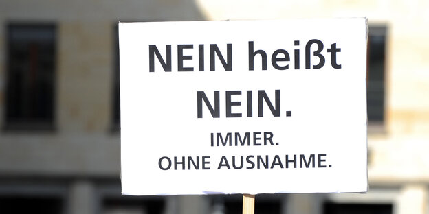 Ein Protestschild mit der Aufschrift "Nein heißt nein. Immer. Ohne Ausnahme" Ein Protestschild mit der Aufschrift "Nein heißt nein. Immer. Ohne Ausnahme"