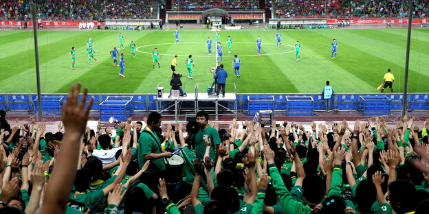 Fans in einem Fußballstadion Fans in einem Fußballstadion