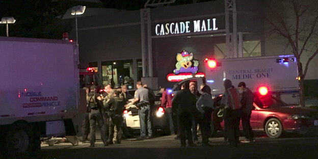 Polizei und Krankenwagen stehen nachts vor der Cascade Mall Polizei und Krankenwagen stehen nachts vor der Cascade Mall