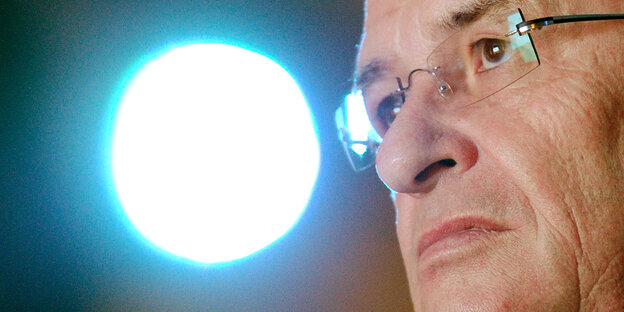 Ex-VW-Chef Martin Winterkorn vor einer Lichtquelle Ex-VW-Chef Martin Winterkorn vor einer Lichtquelle