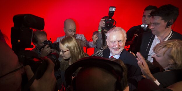 Jeremy Corbyn, umringt von Journalistetn und Fotografen Jeremy Corbyn, umringt von Journalistetn und Fotografen