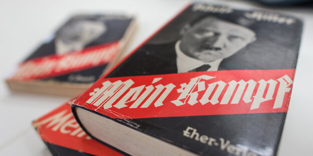 mehrere Ausgaben von "Mein Kampf" mehrere Ausgaben von "Mein Kampf"