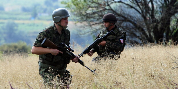 Zwei Soldaten in einem Feld Zwei Soldaten in einem Feld