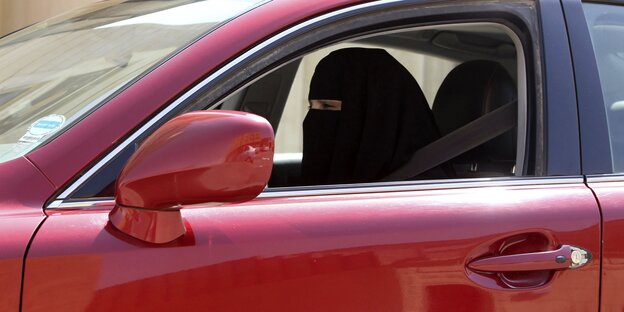 Noch die Ausnahme: Saudische Frau allein am Steuer Noch die Ausnahme: Saudische Frau allein am Steuer