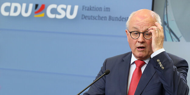 Volker Kauder greift sich an die Stirn Volker Kauder greift sich an die Stirn