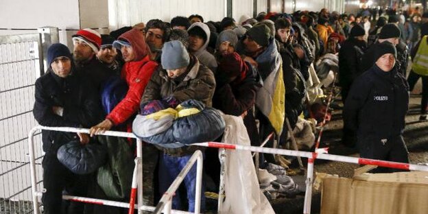 Flüchtlinge warten vor dem Lageso Flüchtlinge warten vor dem Lageso
