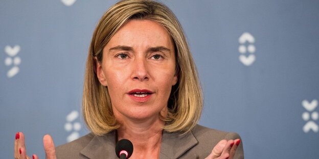 Eine Frau spricht in ein Mikrofon Eine Frau spricht in ein Mikrofon