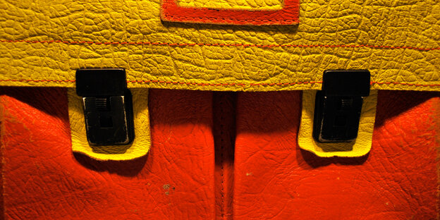 Die Frontseite einer bunten Tasche Die Frontseite einer bunten Tasche