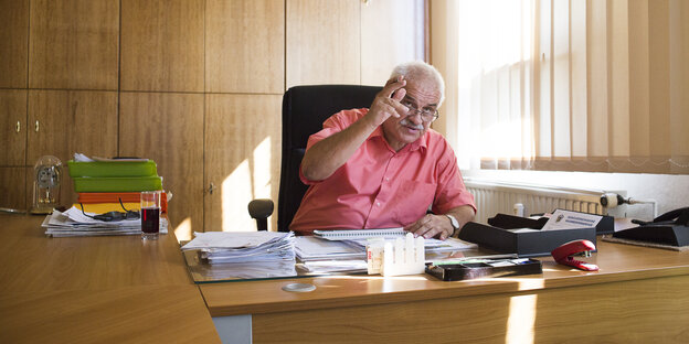 ein Büro, am Schreibtisch sitzt Bürgermeister Lupart ein Büro, am Schreibtisch sitzt Bürgermeister Lupart