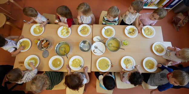 Kinder essen Suppe Kinder essen Suppe