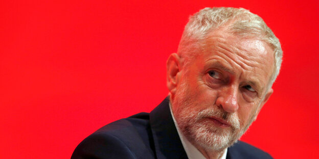 Porträt Corbyn vor rotem Hintergrund Porträt Corbyn vor rotem Hintergrund