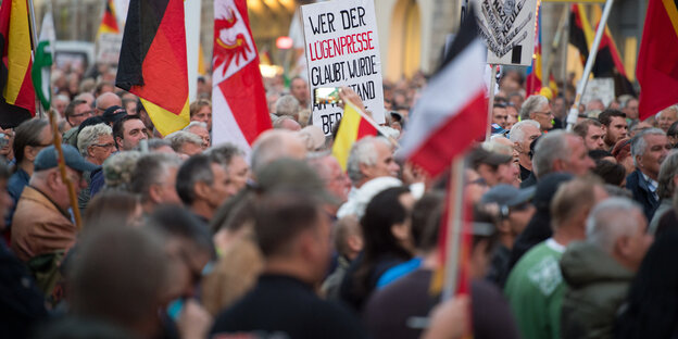 Pegida-Demonstranten mit einem Schild auf dem steht: Wer der Lügenpresse glaubt, wird Anstand geraubt Pegida-Demonstranten mit einem Schild auf dem steht: Wer der Lügenpresse glaubt, wird Anstand geraubt
