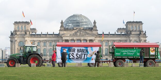 Zwei Trecker stehen vorm Reichstagsgebäude, dazu ein Transparent mit der Aufschrift: Wir haben es satt Zwei Trecker stehen vorm Reichstagsgebäude, dazu ein Transparent mit der Aufschrift: Wir haben es satt