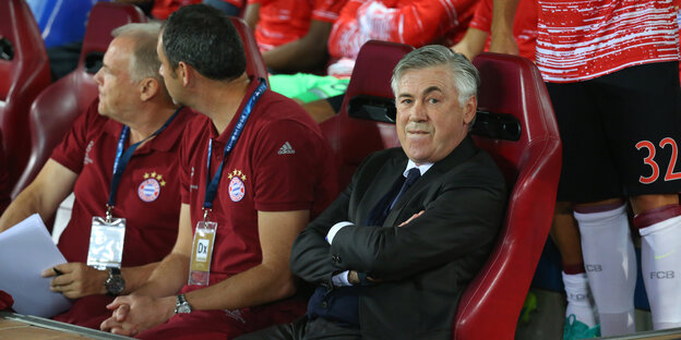 Carlo Ancelotti auf der Trainerbank Carlo Ancelotti auf der Trainerbank