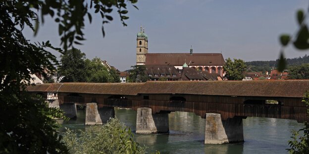 Blick auf den Rhein und die historische Stadtbrücke in Bad Säckingen Blick auf den Rhein und die historische Stadtbrücke in Bad Säckingen