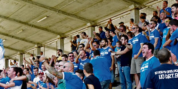 Fußballfans im Stadion Fußballfans im Stadion