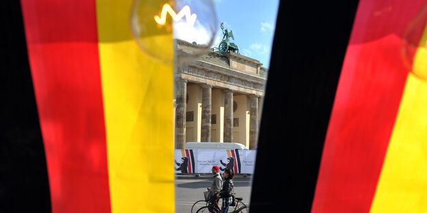 Deutsche Fahnen vor einem Gebäude Deutsche Fahnen vor einem Gebäude