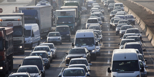 Autoschlangen auf der Autobahn Autoschlangen auf der Autobahn