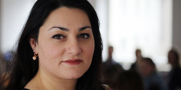 Lamya Kaddor schaut in die Kamera Lamya Kaddor schaut in die Kamera