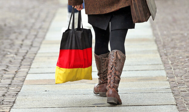 Eine Frau geht mit einer Einkaufstasche in schwarz-rot-gold durch die sächsische Kleinstadt Döbeln. Eine Frau geht mit einer Einkaufstasche in schwarz-rot-gold durch die sächsische Kleinstadt Döbeln.
