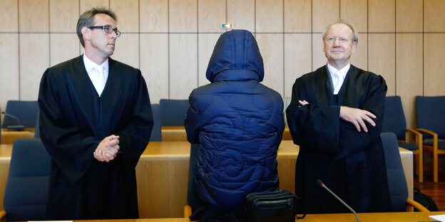 Werner Mauss in Jacke und Kapuze von hinten fotografiert vor Gericht Werner Mauss in Jacke und Kapuze von hinten fotografiert vor Gericht