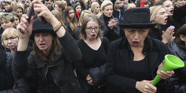 Frauen demonstrieren in schwarzer Kleidung Frauen demonstrieren in schwarzer Kleidung
