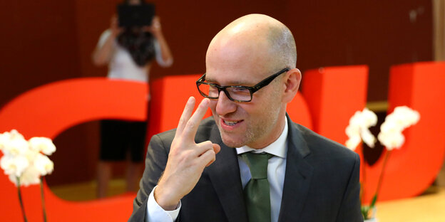 Peter Tauber zeigt zwei Finger hoch Peter Tauber zeigt zwei Finger hoch