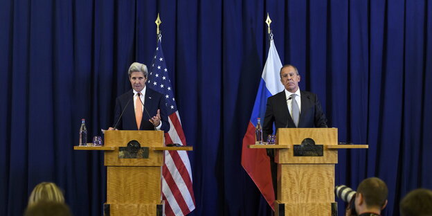 Kerry und sein russischer Kollege Lavrov an Rednerpulten Kerry und sein russischer Kollege Lavrov an Rednerpulten