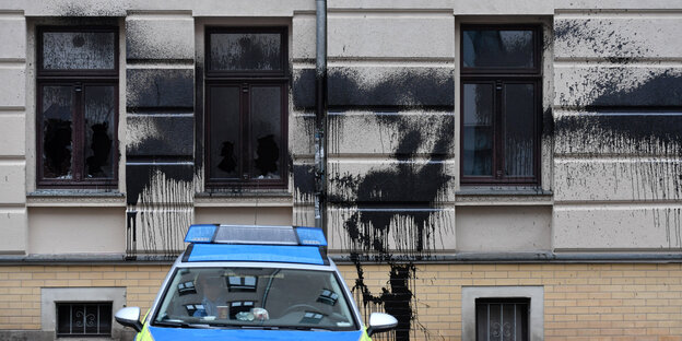 Eine mit Teer verschmutzte Außenwand Eine mit Teer verschmutzte Außenwand