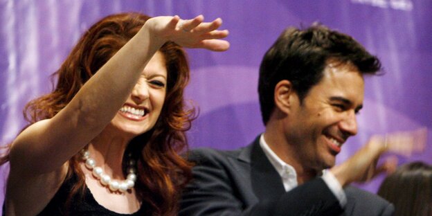 Debra Messing und Eric McCormack lachen über ihren eigenen Scherz. Debra Messing und Eric McCormack lachen über ihren eigenen Scherz.